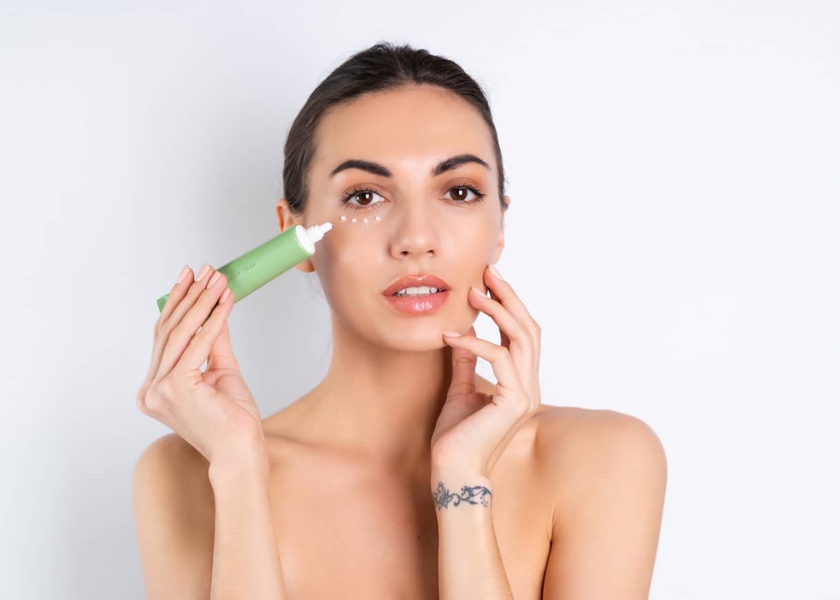 mujer joven con una mascara casera en su rostro